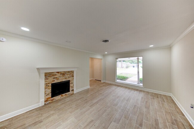 Building Photo - 8826 Robindell Dr