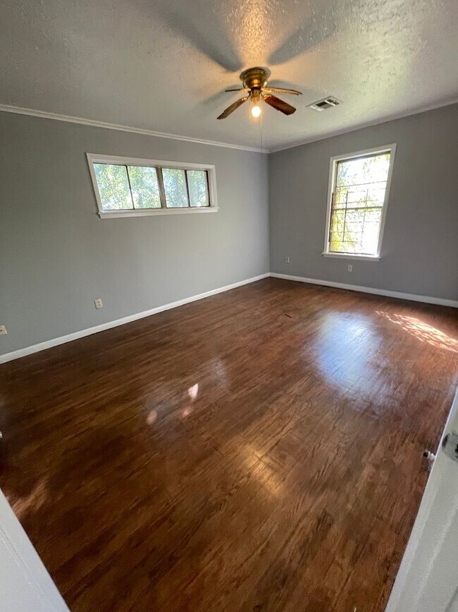 Building Photo - Two Bedroom Home in Queensborough