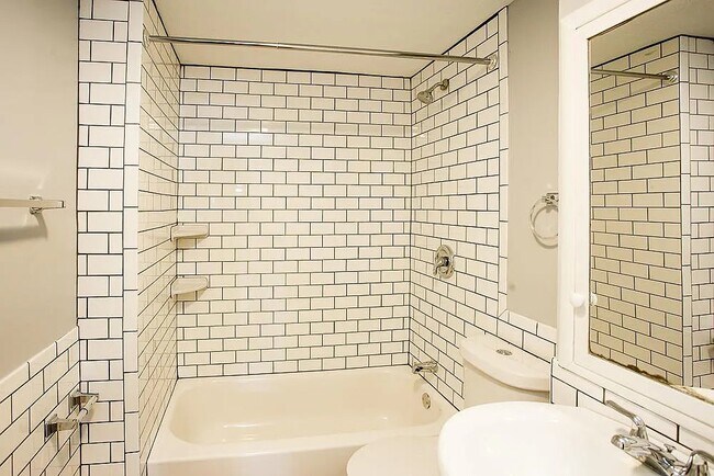 Foto del edificio - 1368 Thoreau Road, Unit 1