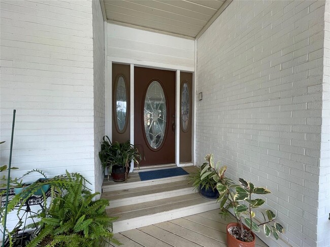 Building Photo - 110 S Cuernavaca Dr