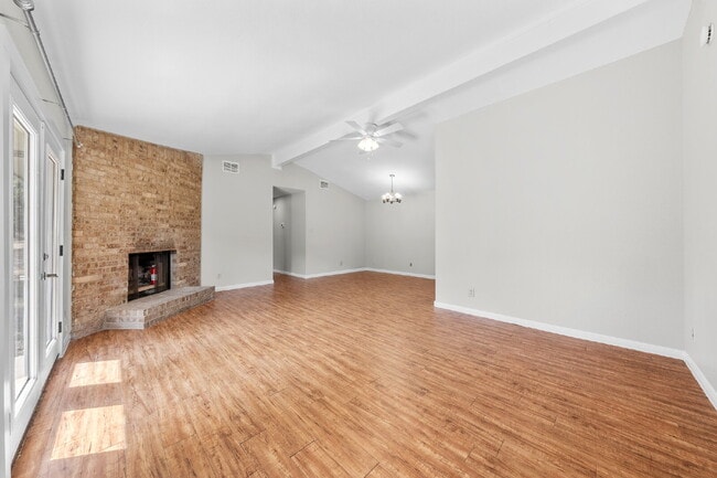 Foto del edificio - 108 Hughson Ct