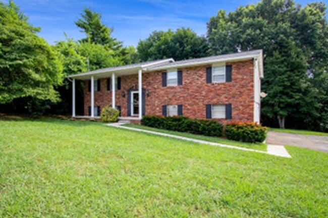 Knoxville 37934 - Split-level Home with 4 Bedrooms, 2 Baths & a 2-car garage. Call Lisa Vineyard ... - Knoxville 37934 - Split-level Home with 4 Bedrooms, 2 Baths & a 2-car garage. Call Lisa Vineyard ...