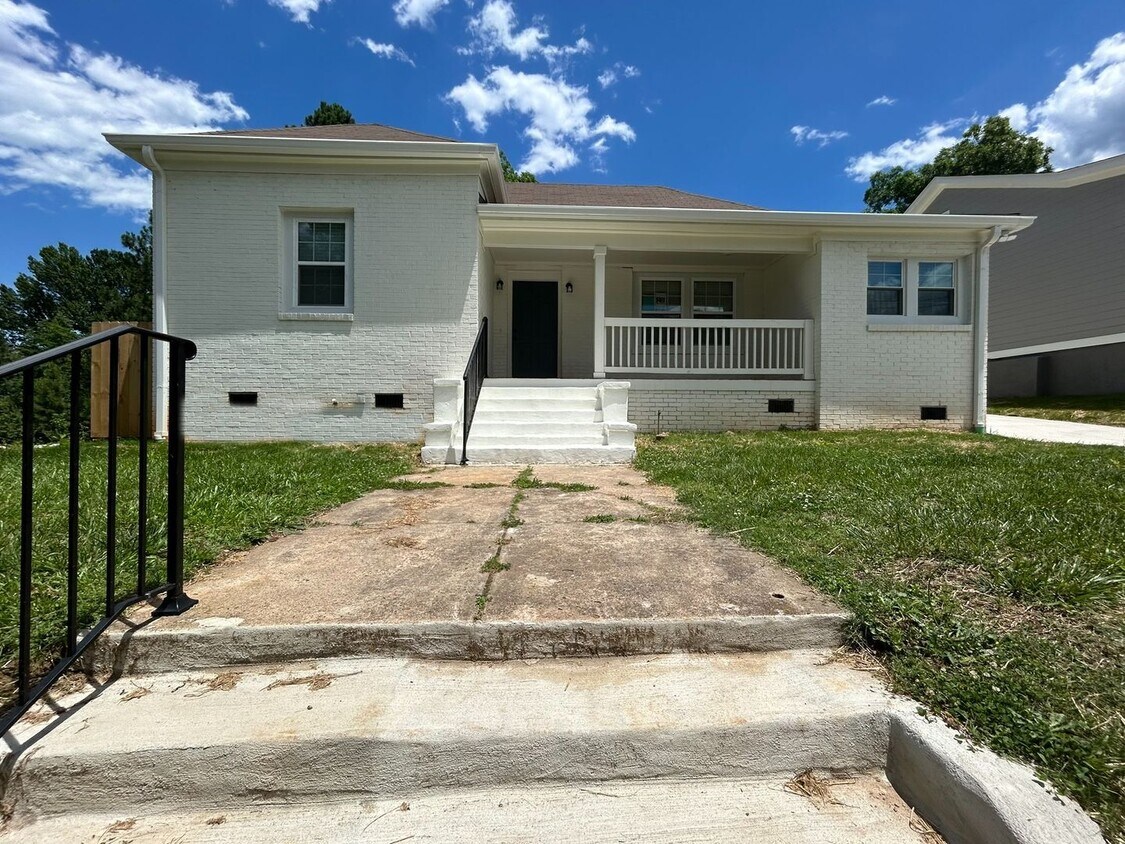 Primary Photo - Newly Renovated Spacious 3 Bedroom with Fu...