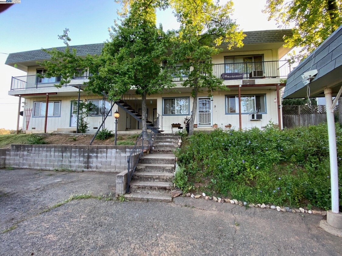 Primary Photo - 17 Raggio Rd