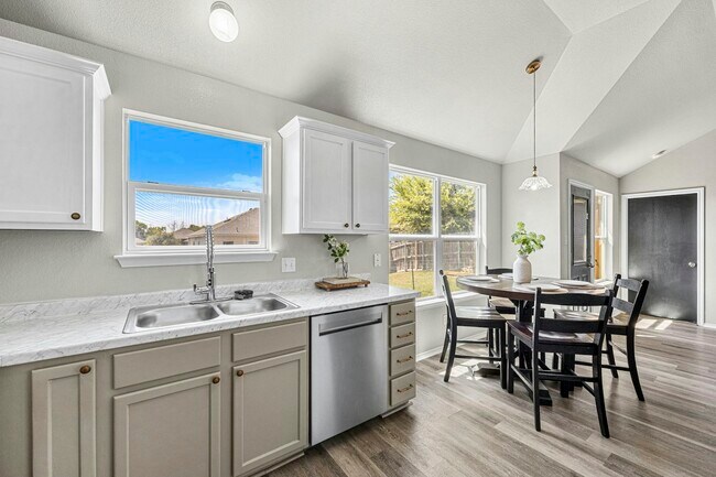 Foto del edificio - 2207 Stoneham Ct
