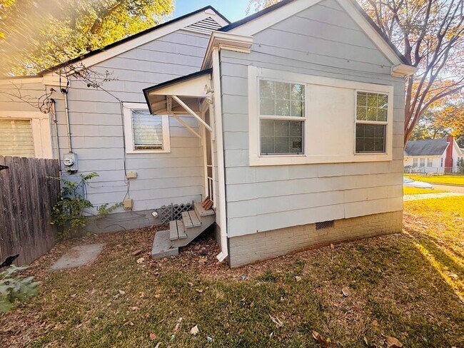 Foto del edificio - 302 Decelle St