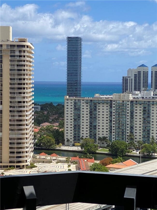 Foto del edificio - 3500 Mystic Pointe Dr