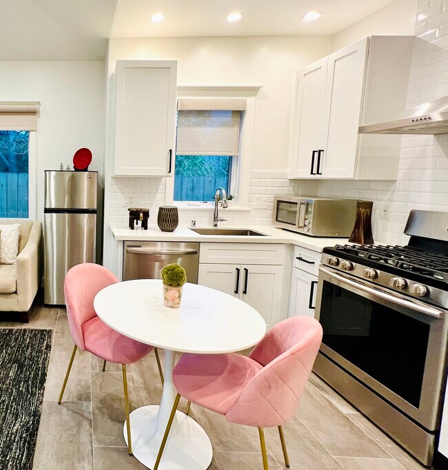 Electrodomésticos de tamaño completo: refrigerador, horno, lavavajillas, microondas y freidora de aire. - 4206 Pomona Ave