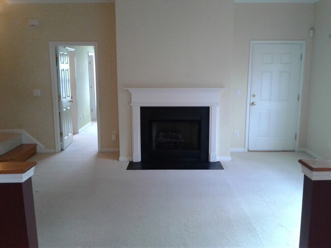 Building Photo - Spacious two-story townhome