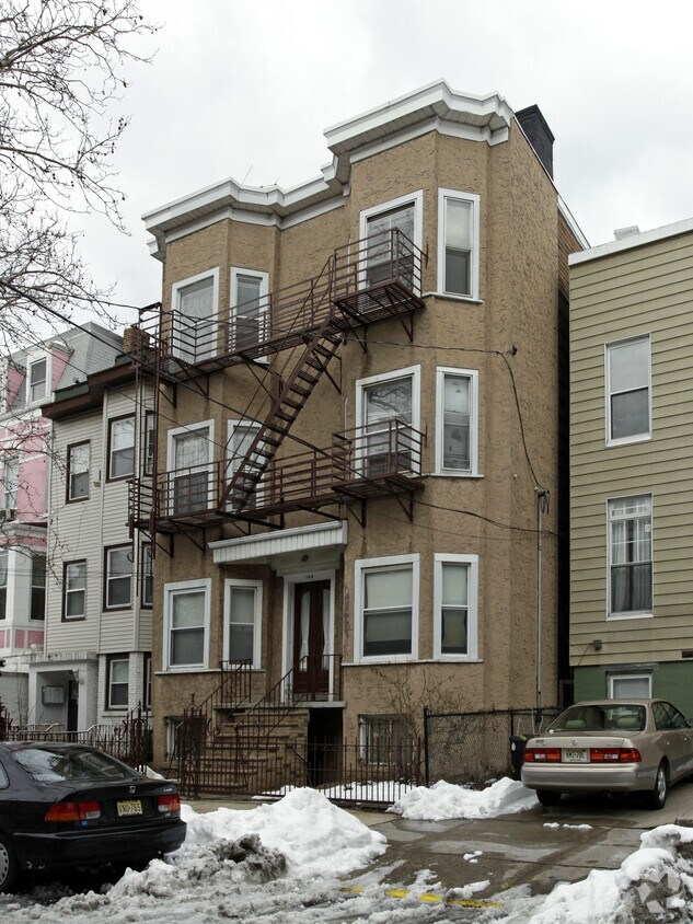 Building Photo - 144 Bowers St