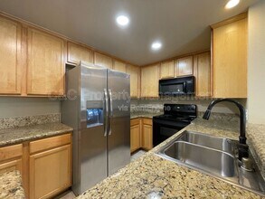 Building Photo - 4013 Oakcrest Dr