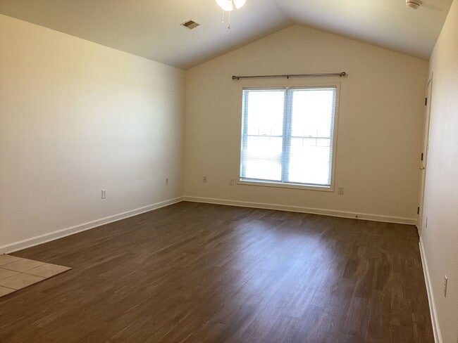 Building Photo - 670 Bassett Dr