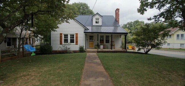 Building Photo - 2301 Rosewood Ave