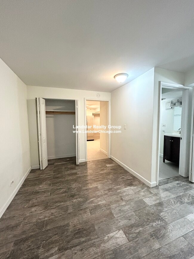 Building Photo - 1160 N La Salle Dr