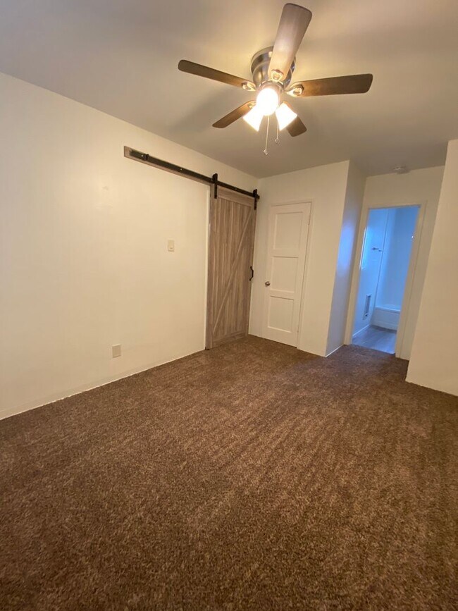 Foto del edificio - Upstairs 1 bedroom 1 bath unit with a one ...