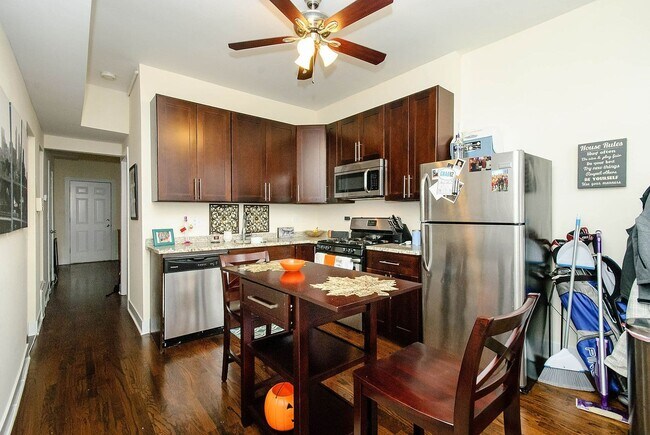Building Photo - Top Floor, 2bed/1bth W/Outdoor, Wicker Park,  Avail 9/1