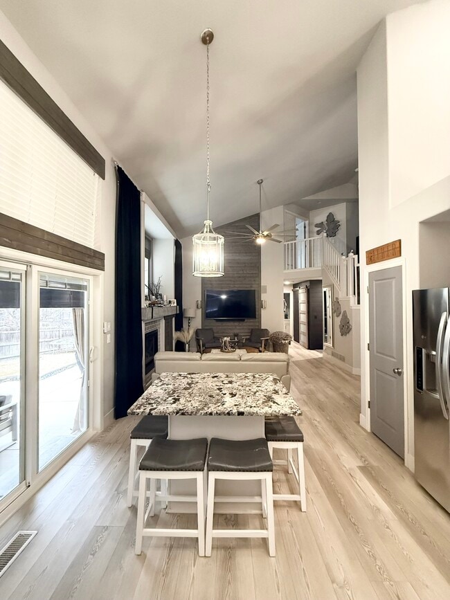 Foto del edificio - 562 E 133rd Ct