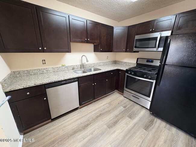 Foto del edificio - 702 Goldthread Ct