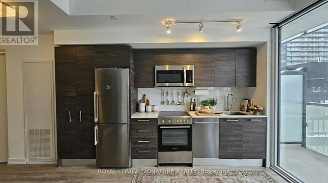 Building Photo - 28 Wellesley St E