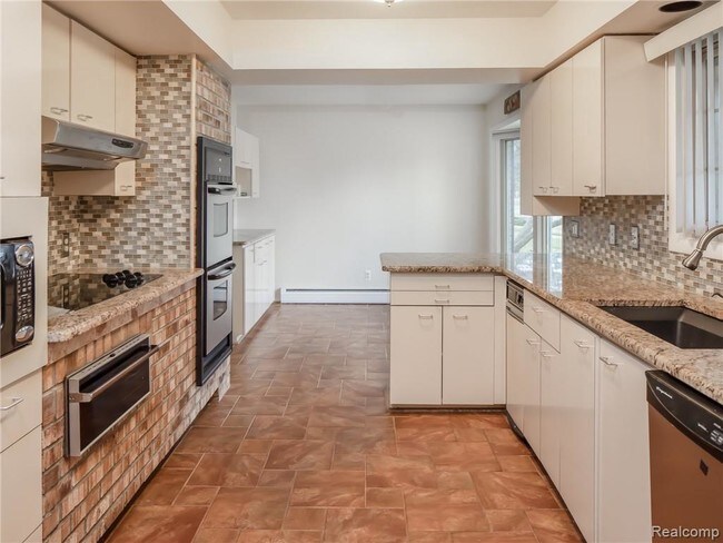 Foto del edificio - 5551 Tadworth Pl