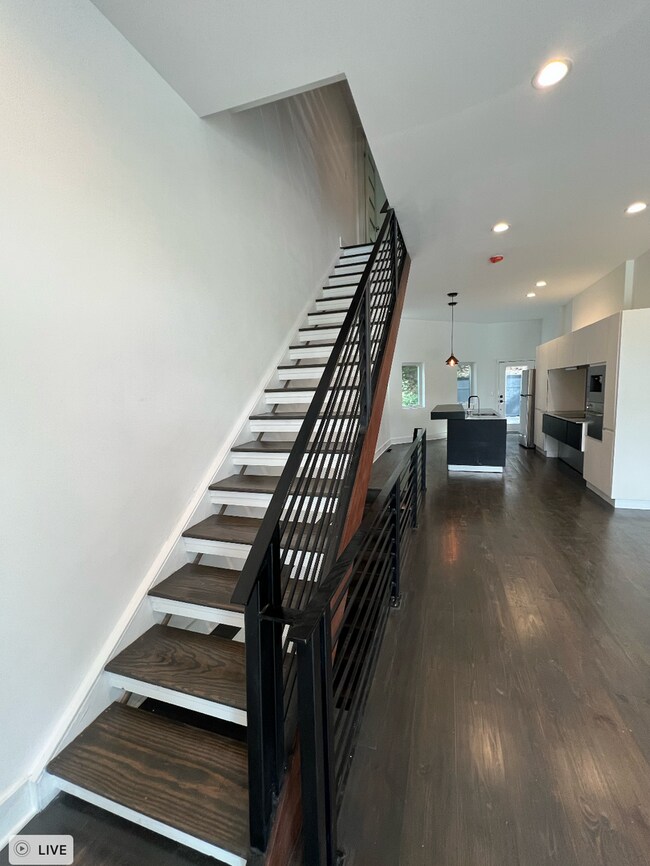 Photo - Edgy 3 Bedroom 2 Bathroom Stunning House