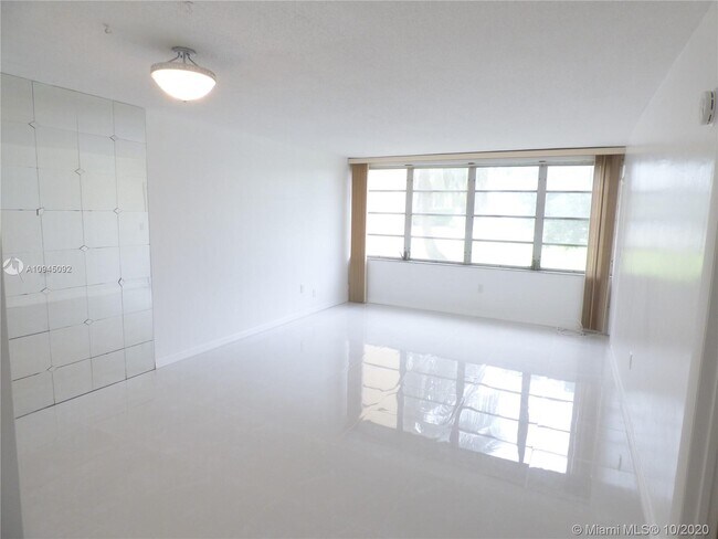 Building Photo - 1551 NE Miami Gardens Dr