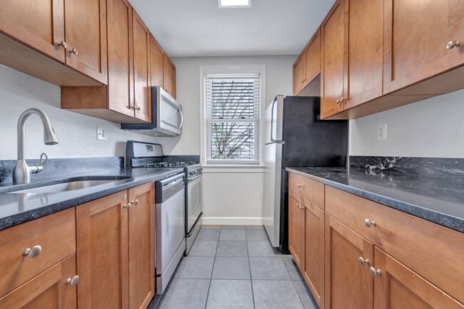 Building Photo - 4405 1st Pl NE