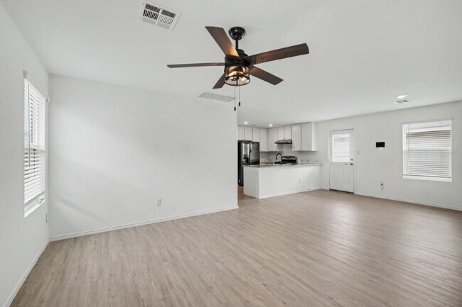 Foto del edificio - 3 Bed in The Silos | No Carpet + Appliances Included + Community Amenities!
