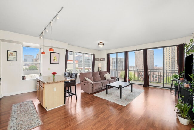 Building Photo - 5 E 14th Pl