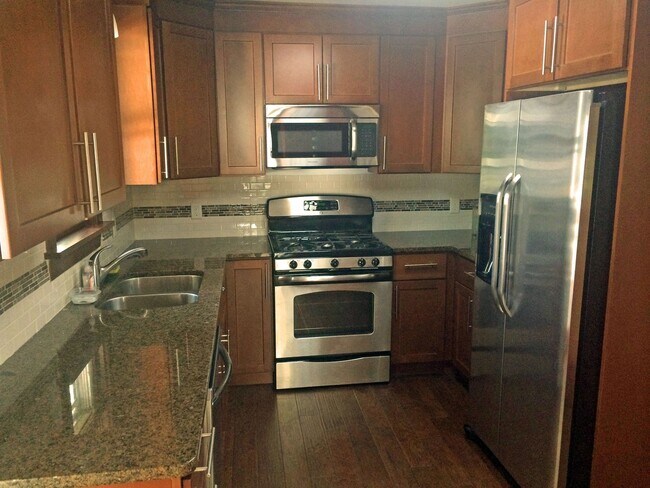 Building Photo - SINGLE FAMILY HOME! Great Location! Laundr...
