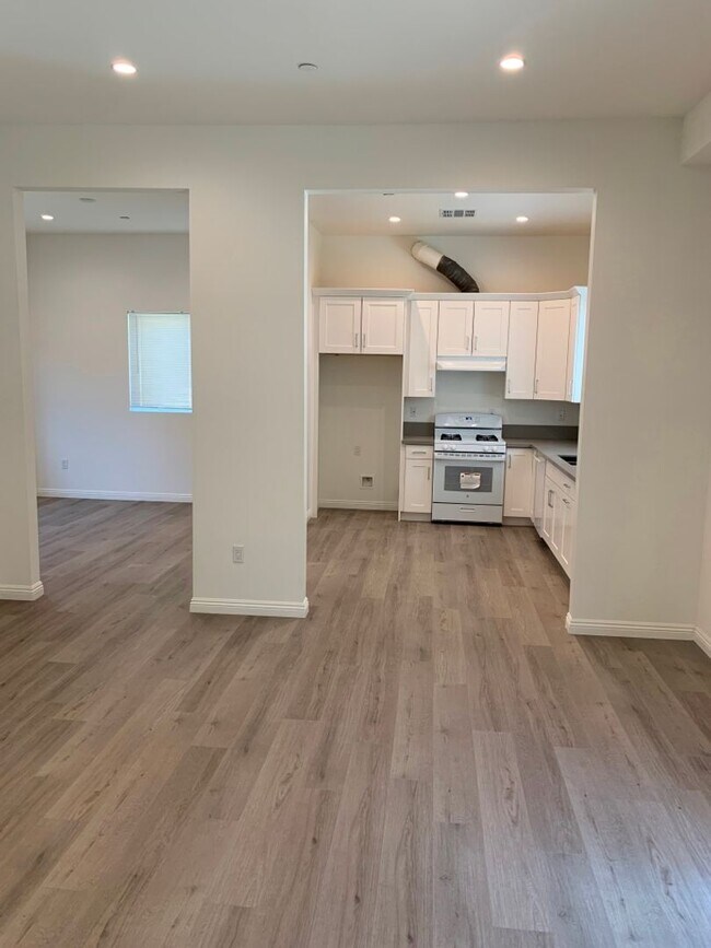 Foto del edificio - Upgraded 4+3.5 in Sylmar w/backyard + garage!