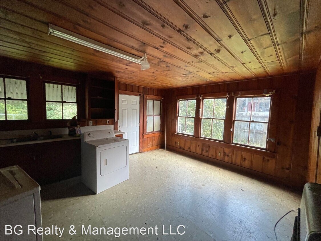 Building Photo - 702 SE Evangeline Thruway
