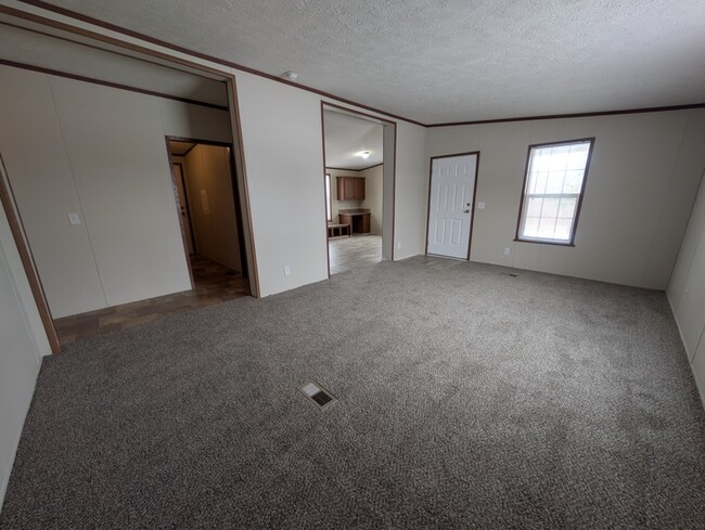 Building Photo - 15843 Charlemagne Ave W