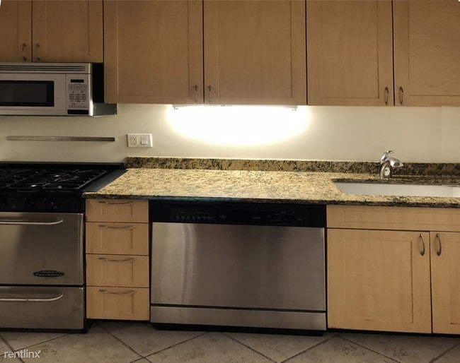 Foto del edificio - 2 br, 1 bath  - 210 W 102nd St