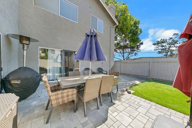 Building Photo - Large 3/2 Townhome with Enclosed Backyard