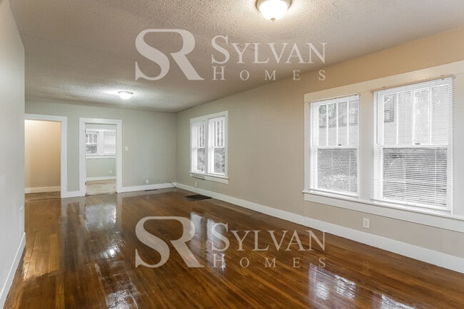 Building Photo - Cute, cozy and comfortable 3 BR, 2 BA home