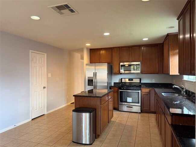 Foto del edificio - 8023 Clover Leaf Dr