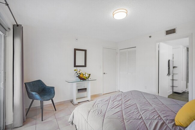 Foto del edificio - 17801 N Bay Rd