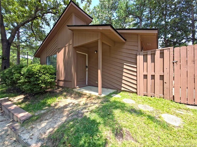 Foto del edificio - 707 Hedgelawn Way