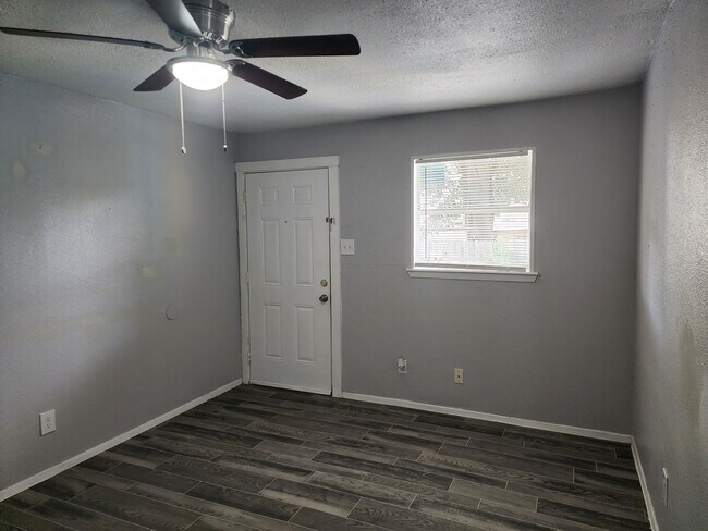 Building Photo - 522 Aaron Plz