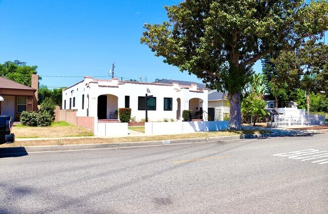 Foto del edificio - 1113 N Pass Ave