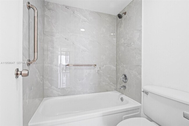 Foto del edificio - 1000 St Charles Pl