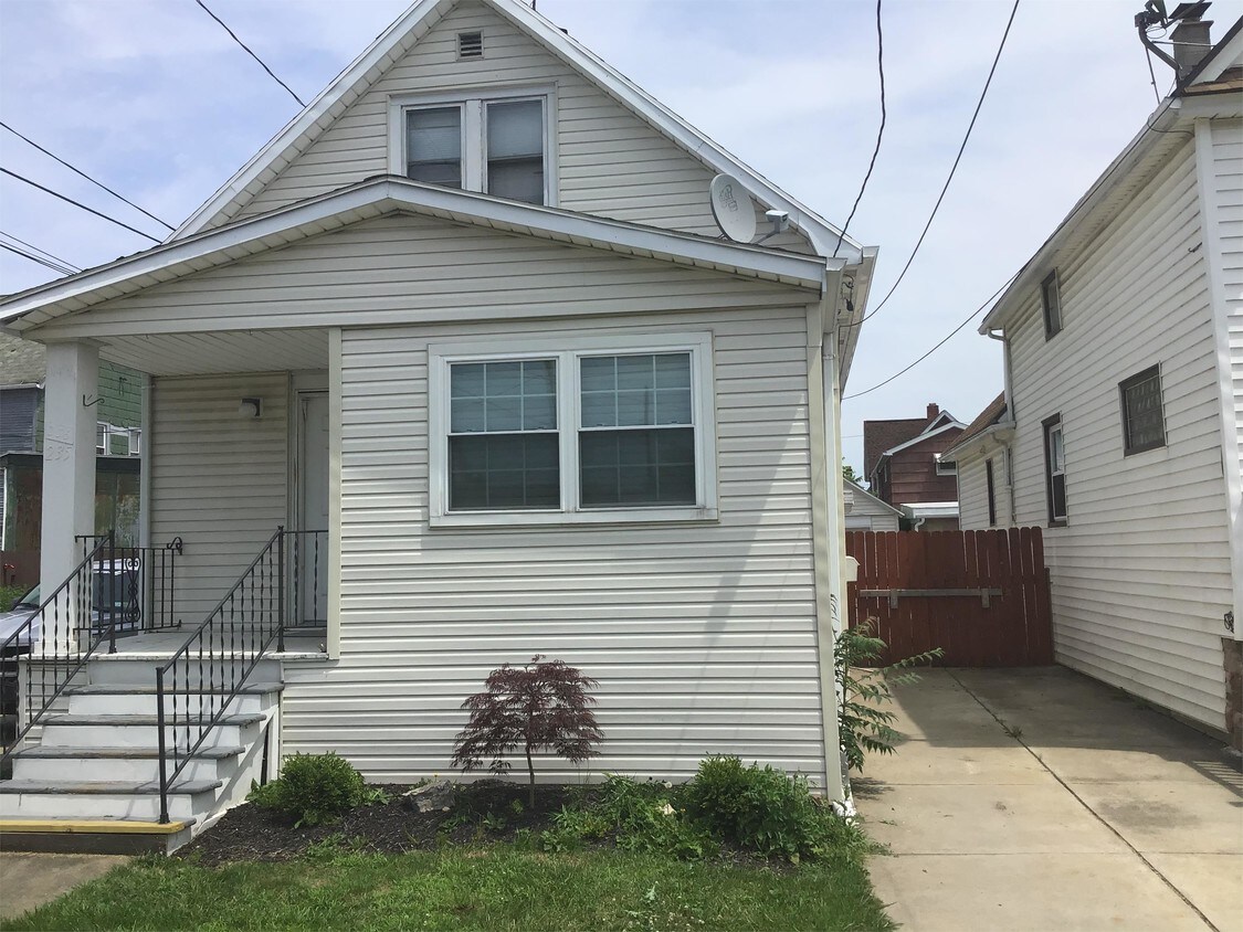 Primary Photo - 235 Cable St