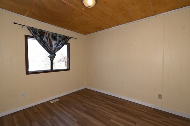 Building Photo - 1428 Iona Rd
