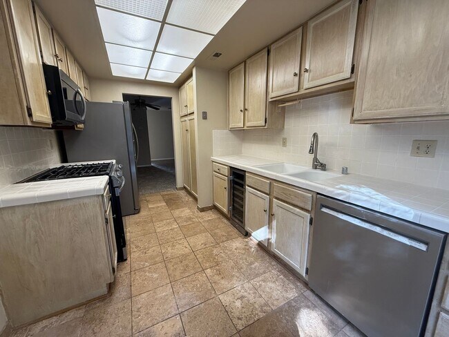 Foto del edificio - 3 bed, 2 1/2 bath townhome in quiet complex