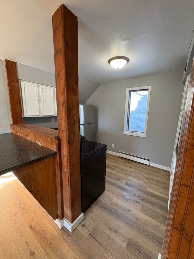 Building Photo - Remodeled 3 bed 2 bath