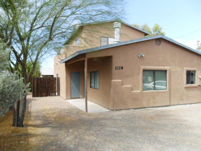 Building Photo - 1328 E Lee St