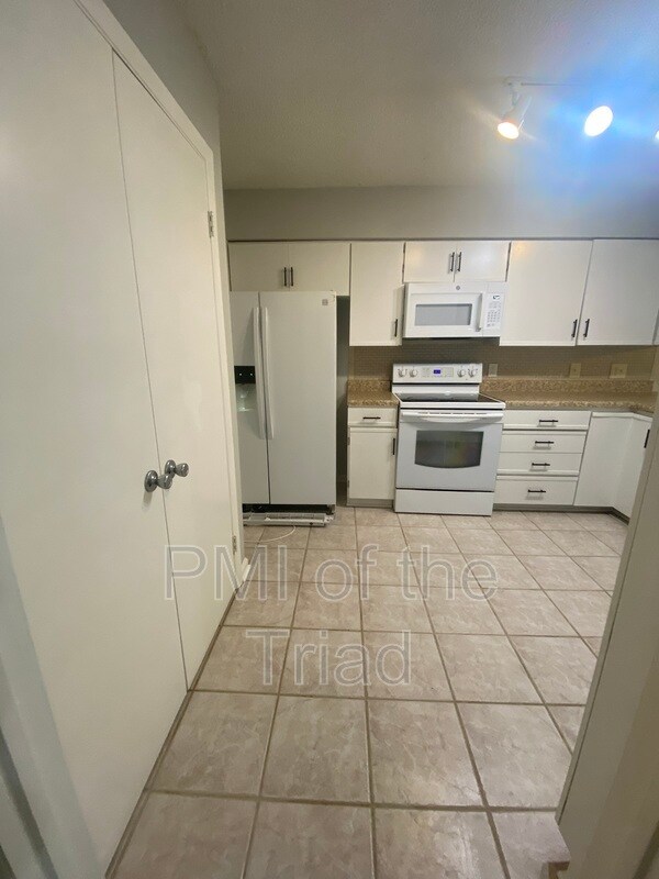 Building Photo - 331 Lamplighter Cir