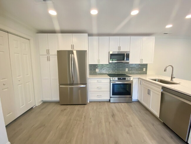 Building Photo - Renovated Two Bedroom Condo on Hilton Head...