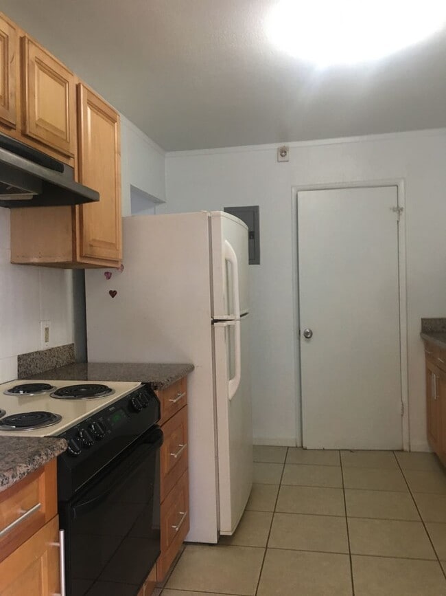 Building Photo - Duplex 3 Bedroom/1.5 Bath